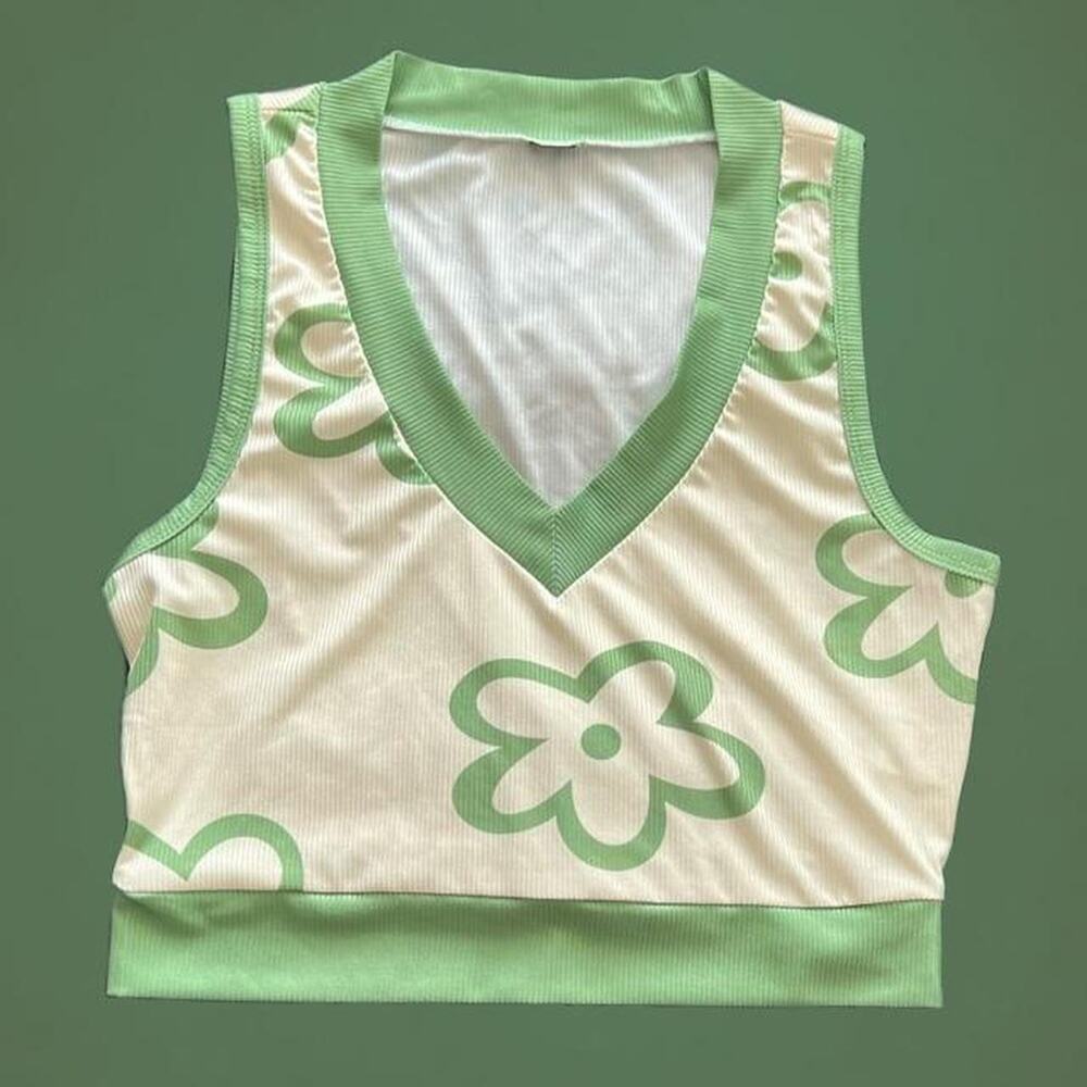 Cropped v neck with green simple